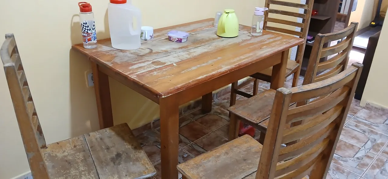 Mesa de madeira com 4 cadeiras