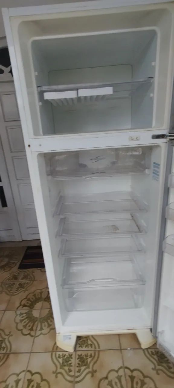 Vendo geladeira Eletrolux duplex 347l - Foto 6