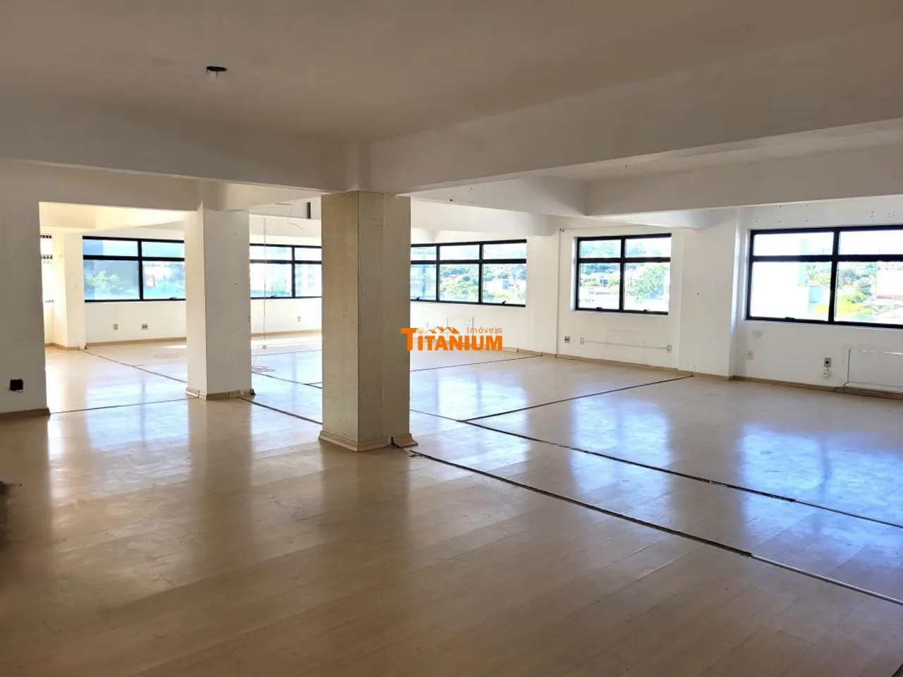 Sala Ampla no Centro com Vista Incrível e Preço Imbatível! REF: 3198