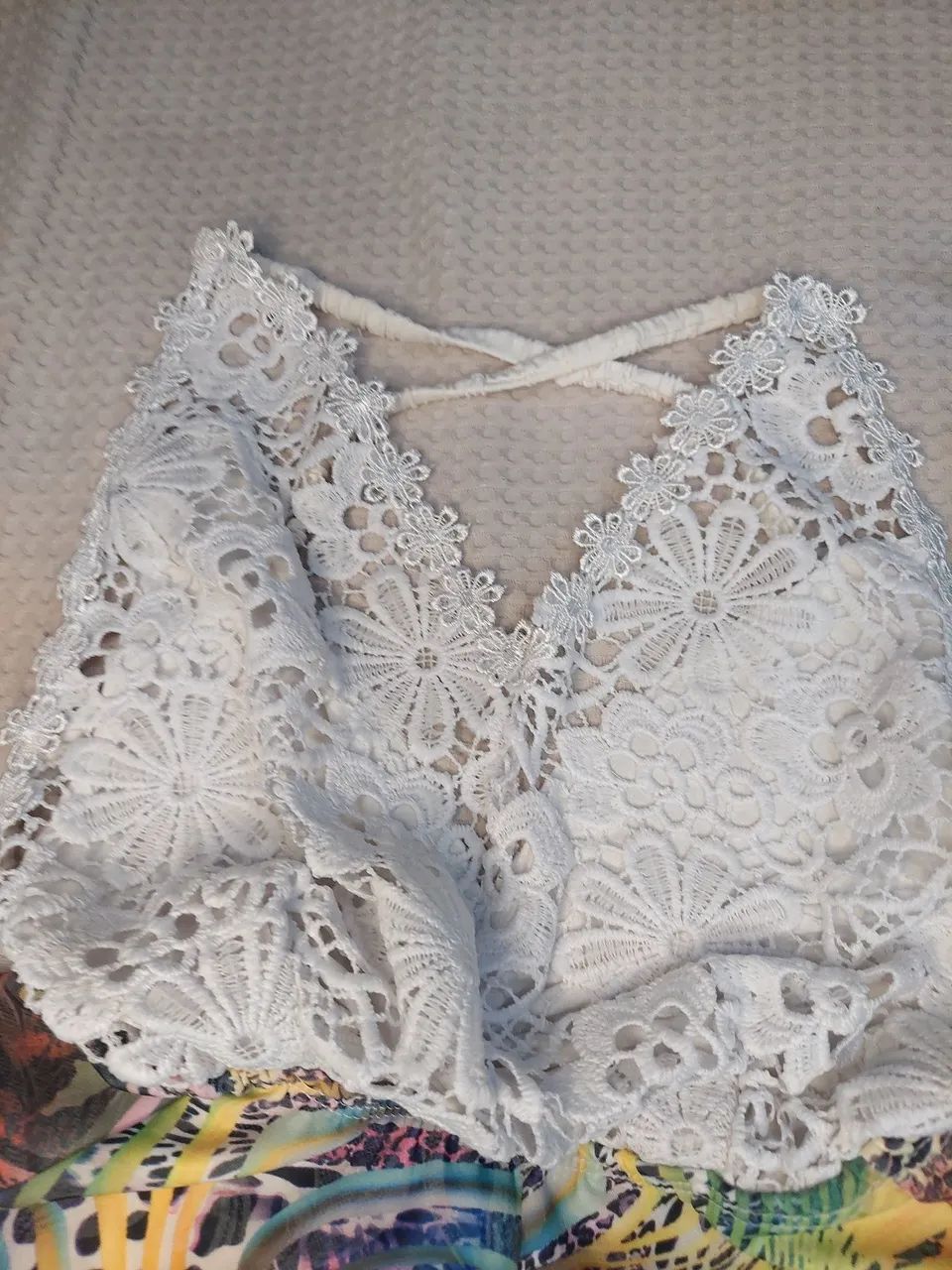 Macacão branco com renda e estampada - Foto 2