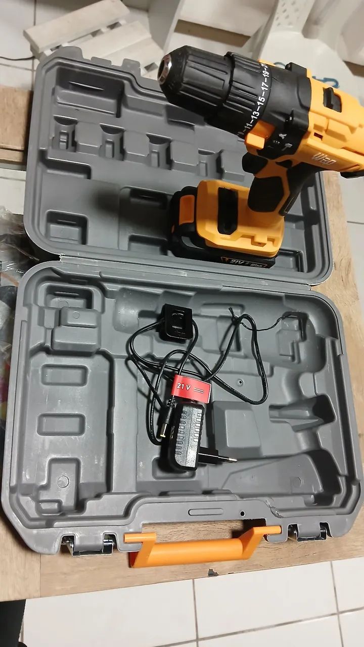 Furadeira/Parafusadeira a Bateria 21V