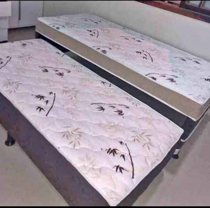 Cama Box de casal com detalhe floral