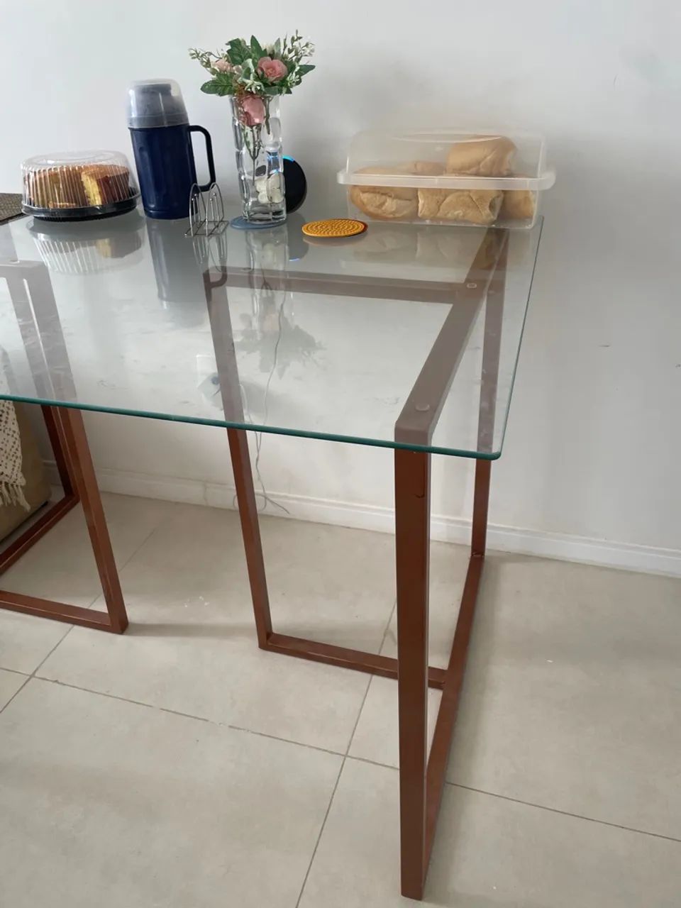 Mesa de vidro com estrutura de metal64842834942337120