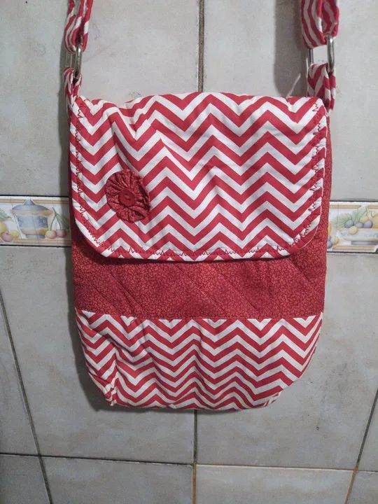 Bolsa de ombro vermelha e branca - Foto 2