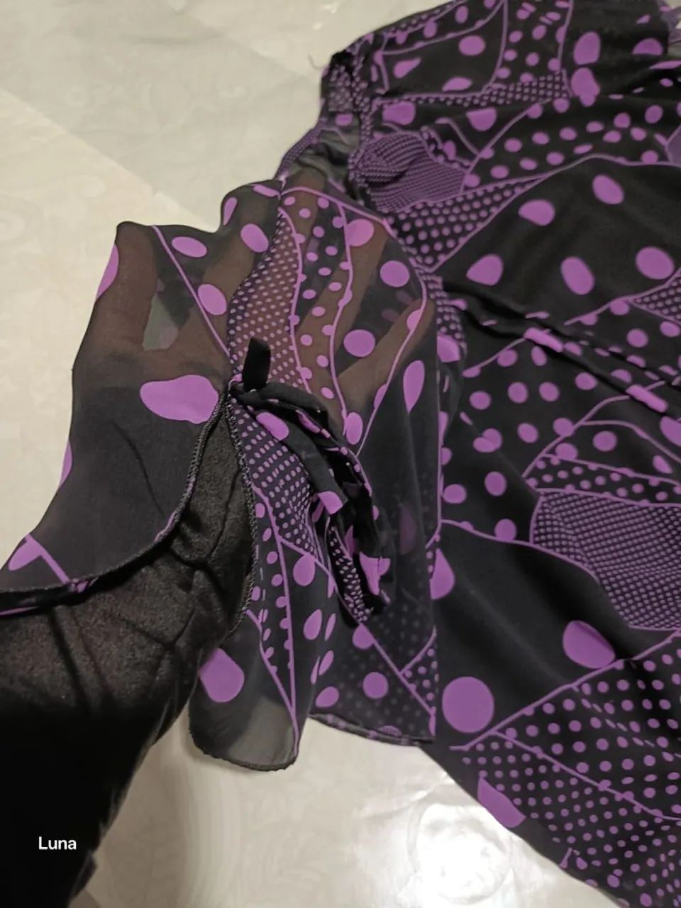 Blusa feminina estampada com detalhes em roxo - Foto 2
