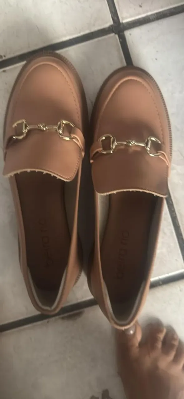 Mocassim feminino nude com detalhe dourado