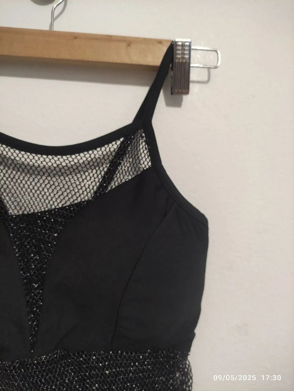 Blusa preta com transparência e brilho - Foto 4