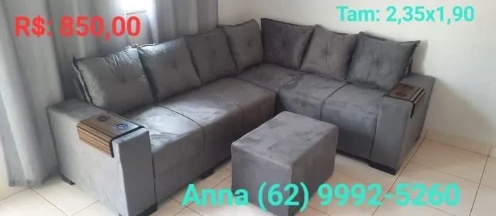 Sofá de canto marrom com puff