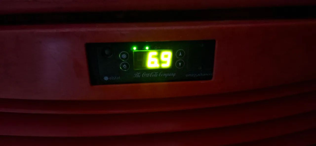 Geladeira Coca-Cola e 30 vasilhames
