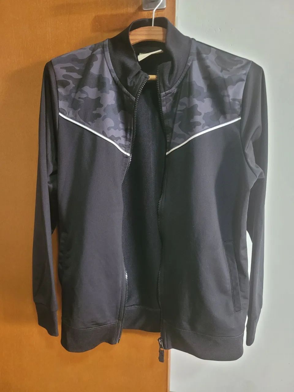 2 blusas de frio (jaqueta esportiva e moleton)