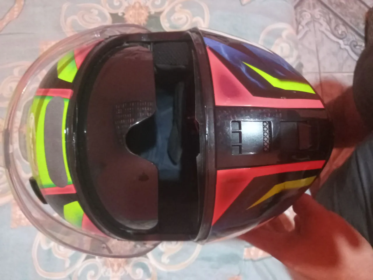 Capacete moto esportivo com design moderno