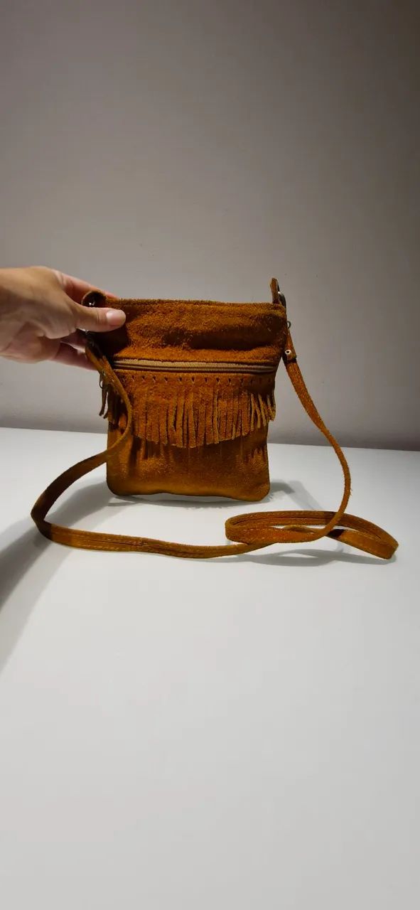 Bolsa de ombro marrom em camurça com franjas - Foto 4