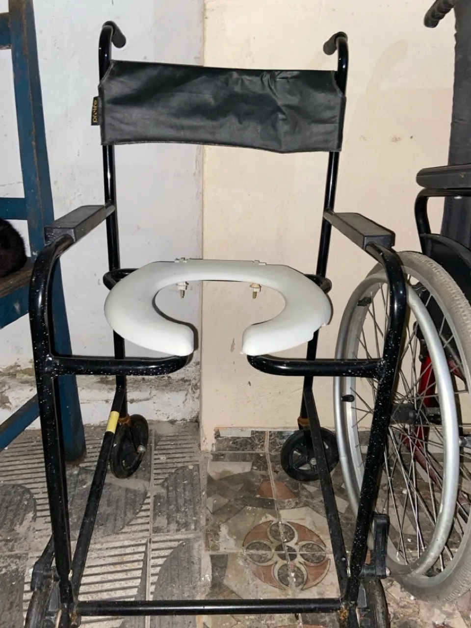Cadeira de Banho com Rodas