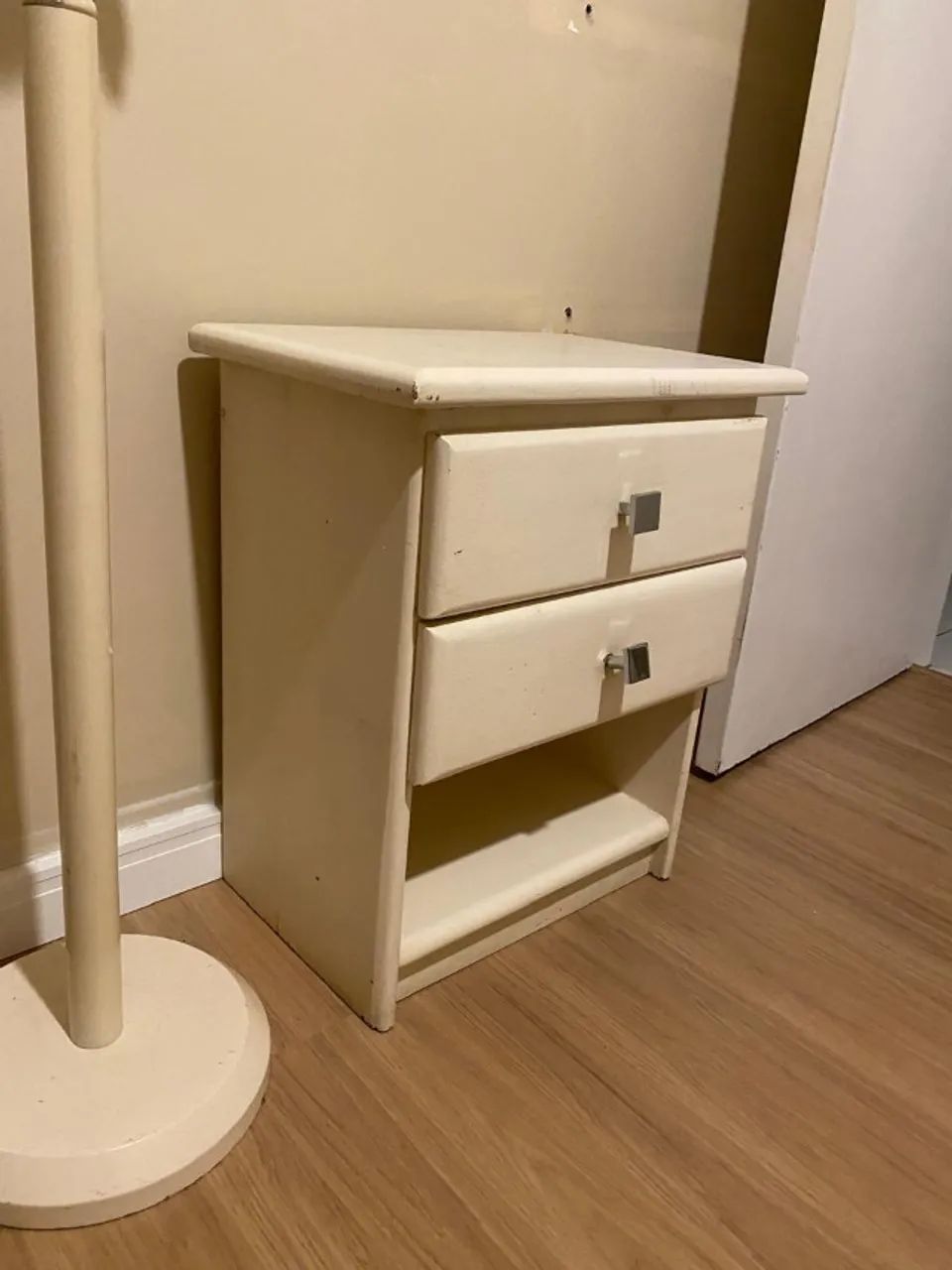 MESA DE CABECEIRA EM MADEIRA BRANCA - USADA