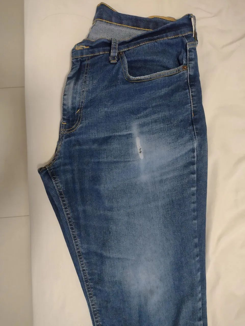 Calça Levi's jeans azul masculina pequeno rasgado perna direita  - Foto 2