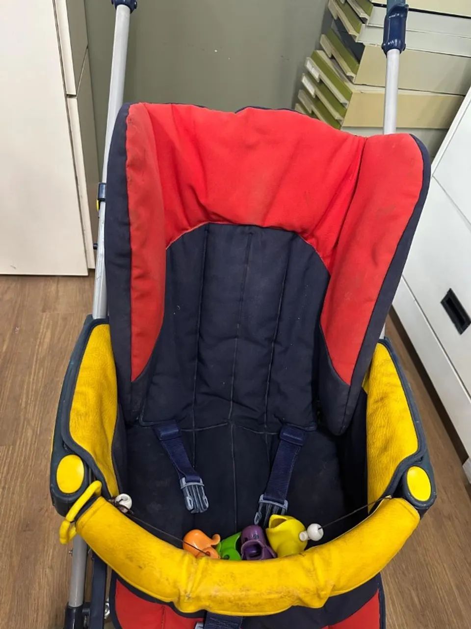 Carrinho de Bebê Azul e Vermelho da Peg Perego