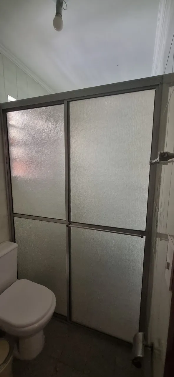 2 unidades de box de banheiro com portas de correr
