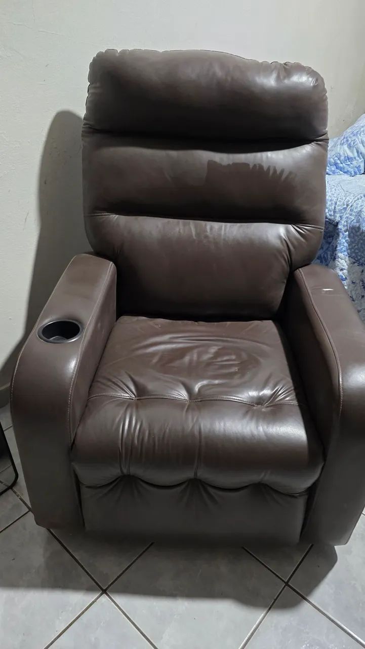 Poltrona reclinavel em excelente estado, sem detalhes 
