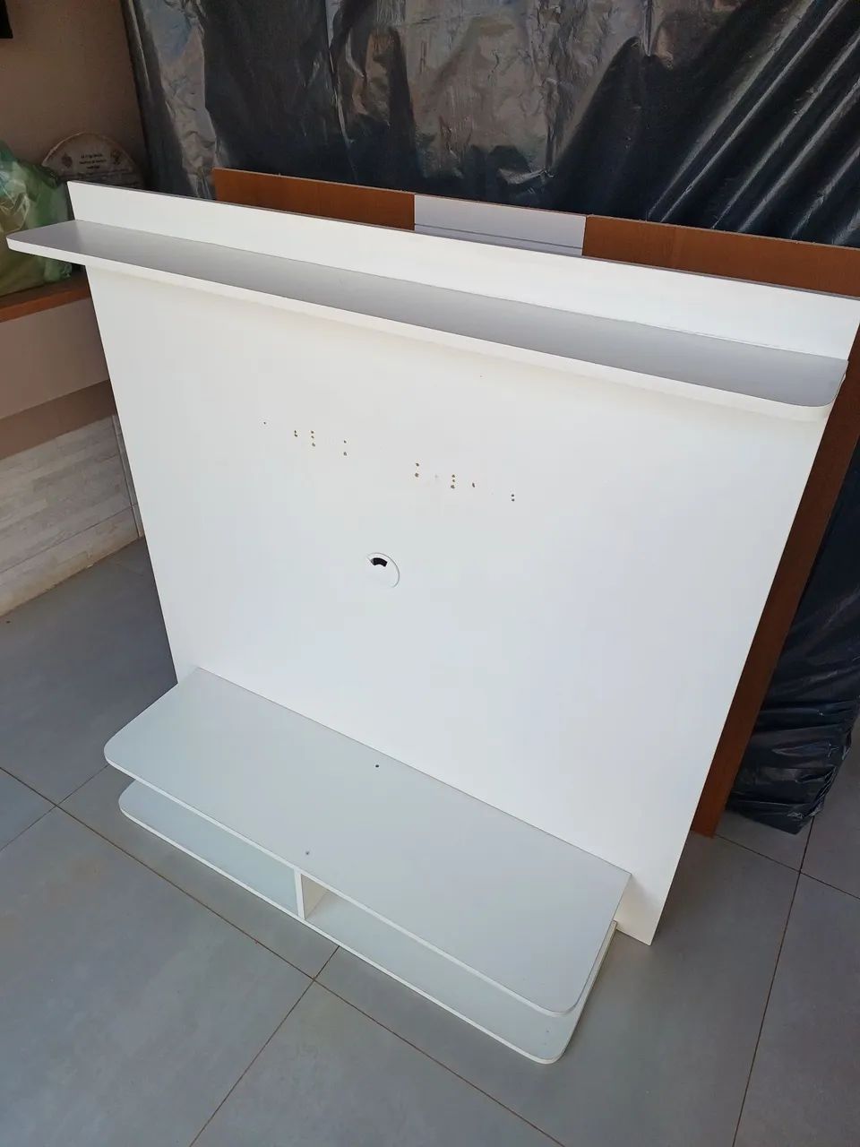 Painel de TV branco com prateleira - Foto 2