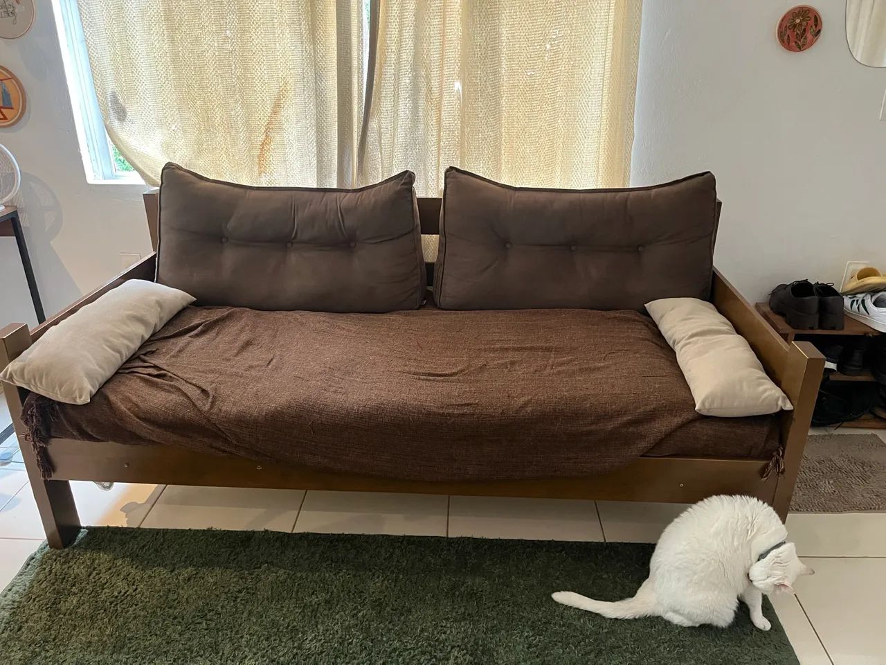 Sofá-cama de madeira, com almofadas e colchão inclusos - Foto 2