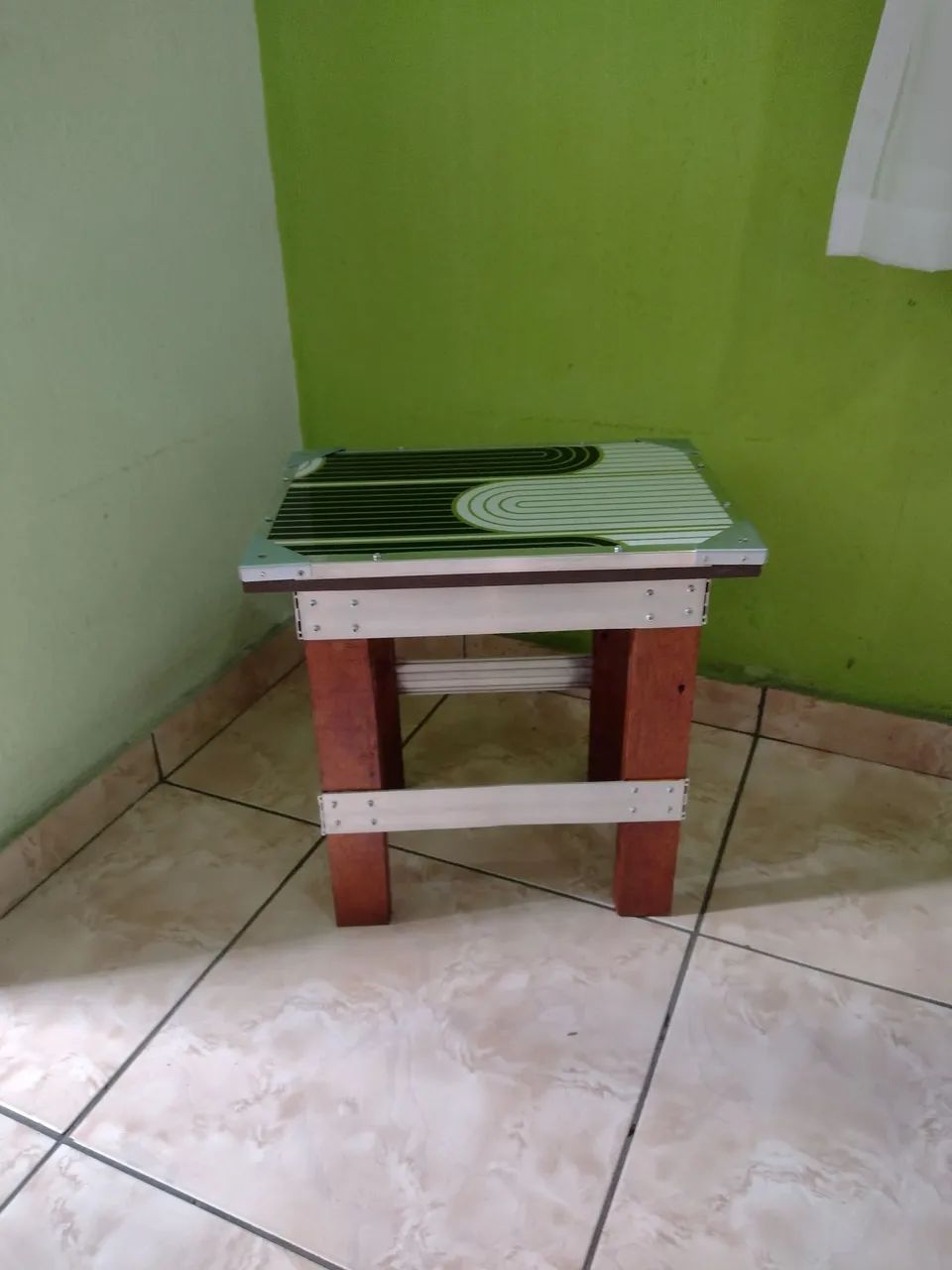 Banquinho Clássico feito em carpintaria 