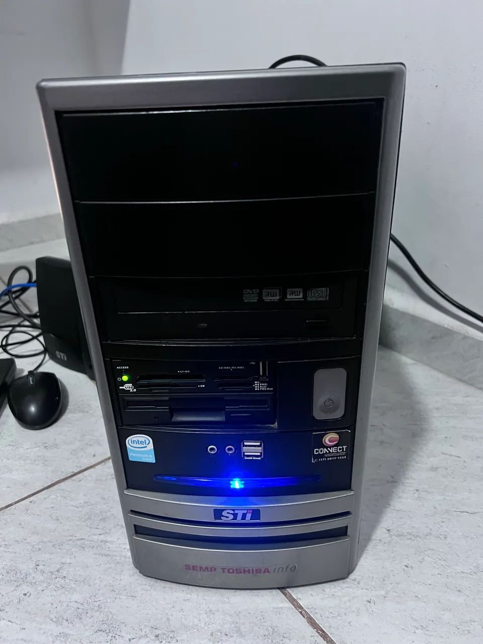 Desktop pentium 4 com teclado, mouse e caixas de som