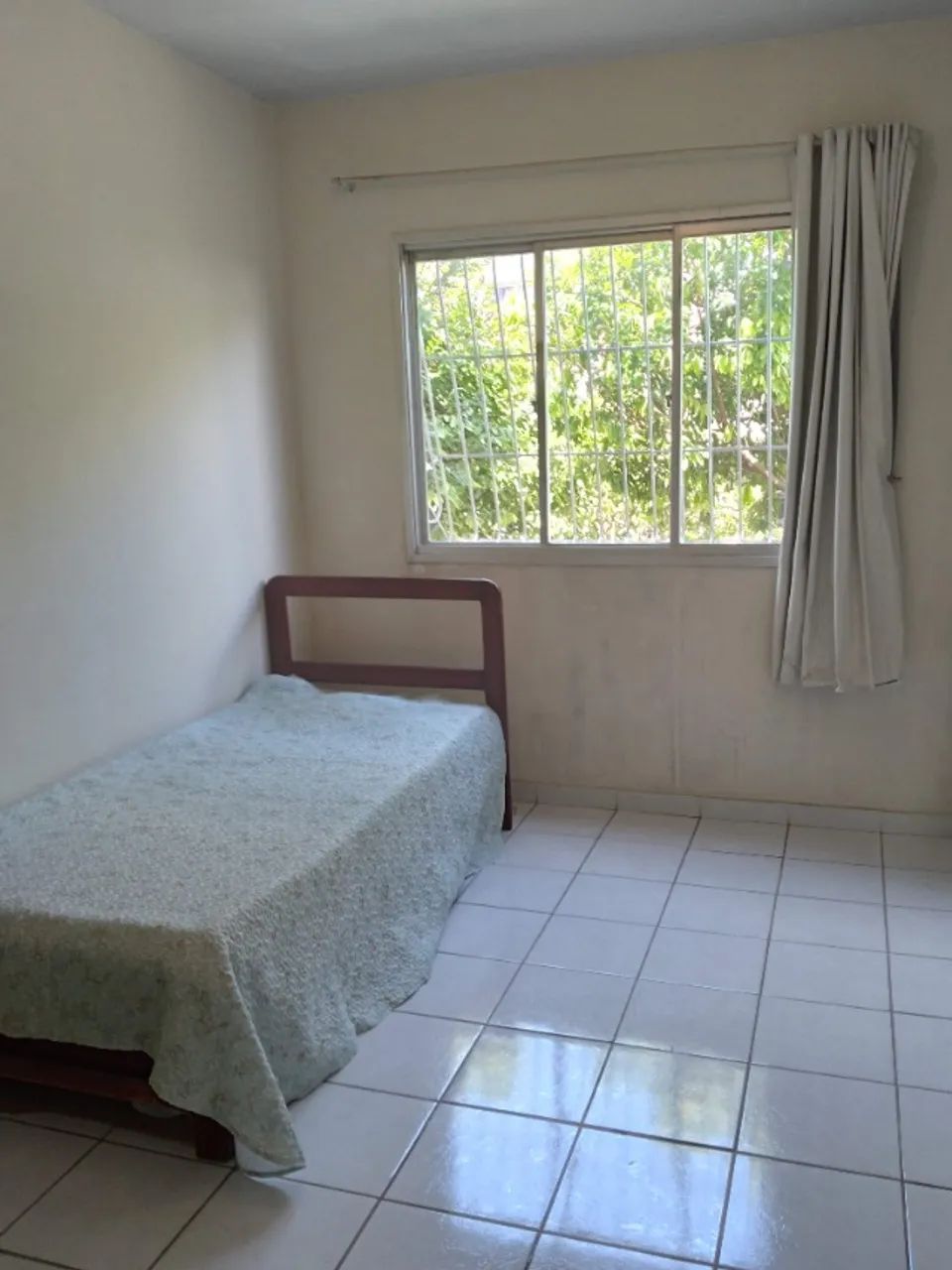 Cama de madeira antiga 