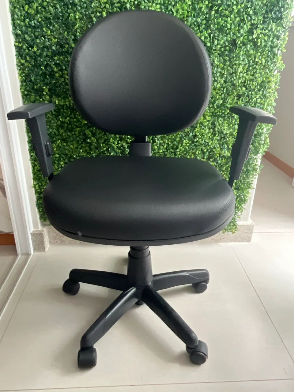 Cadeira Executiva Plus Back System - Vinil Preto