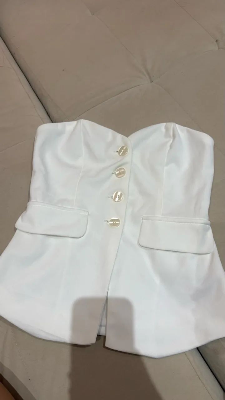 Blusa tomara que caia branca com botões 