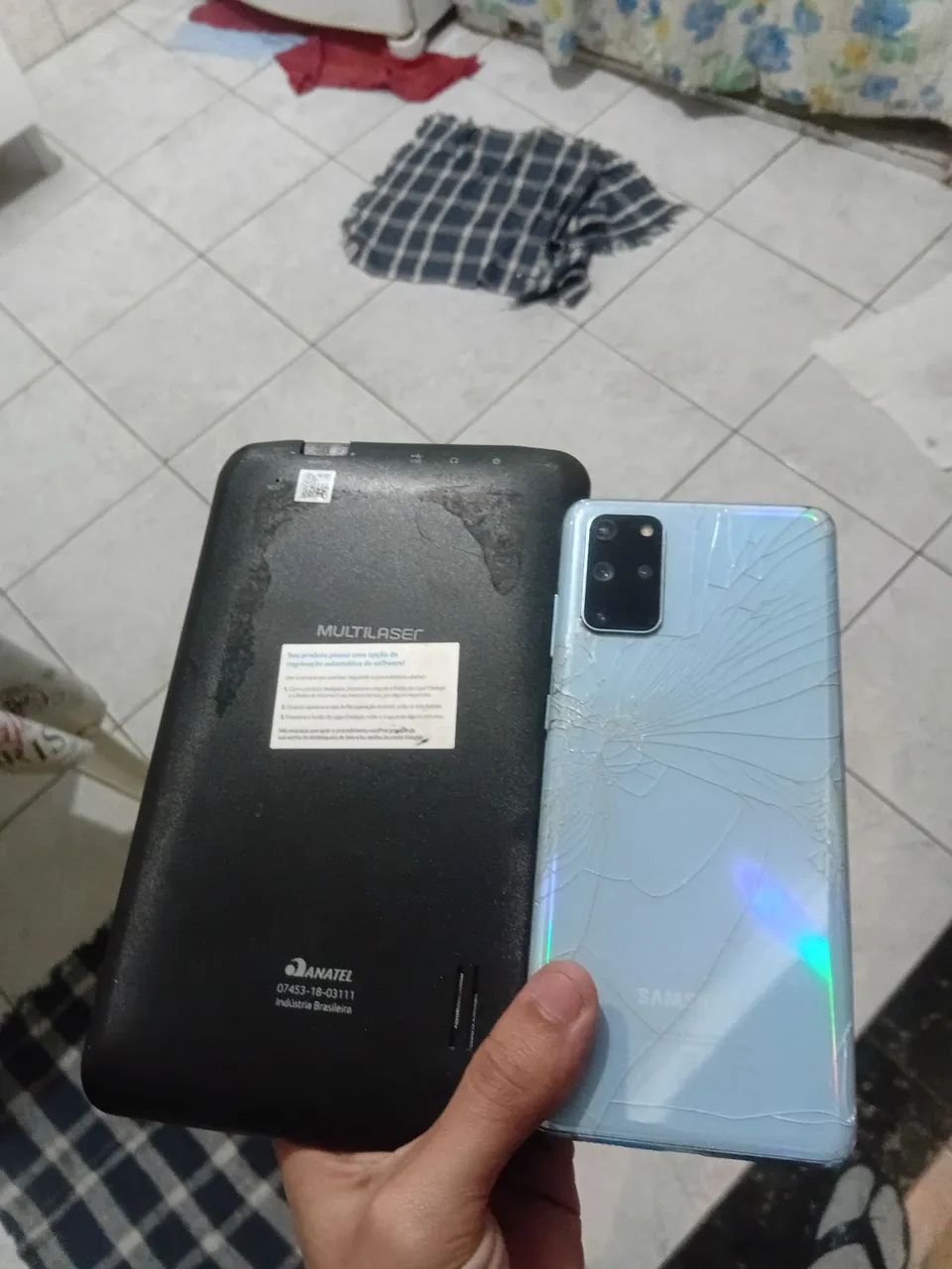 Celular e tablet quebrado 