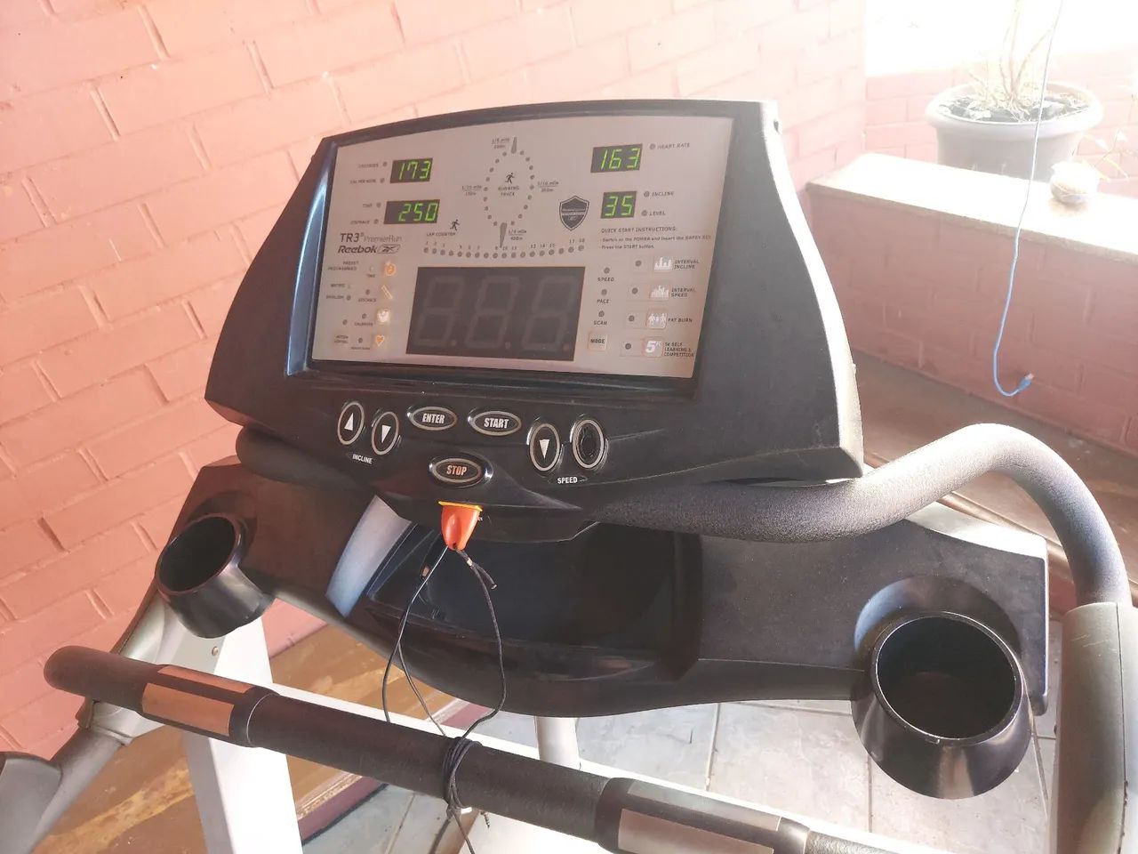 Troco por carro Esteira Reebok e 2 rolos de tela alambrado 7.000 tudo - Foto 2