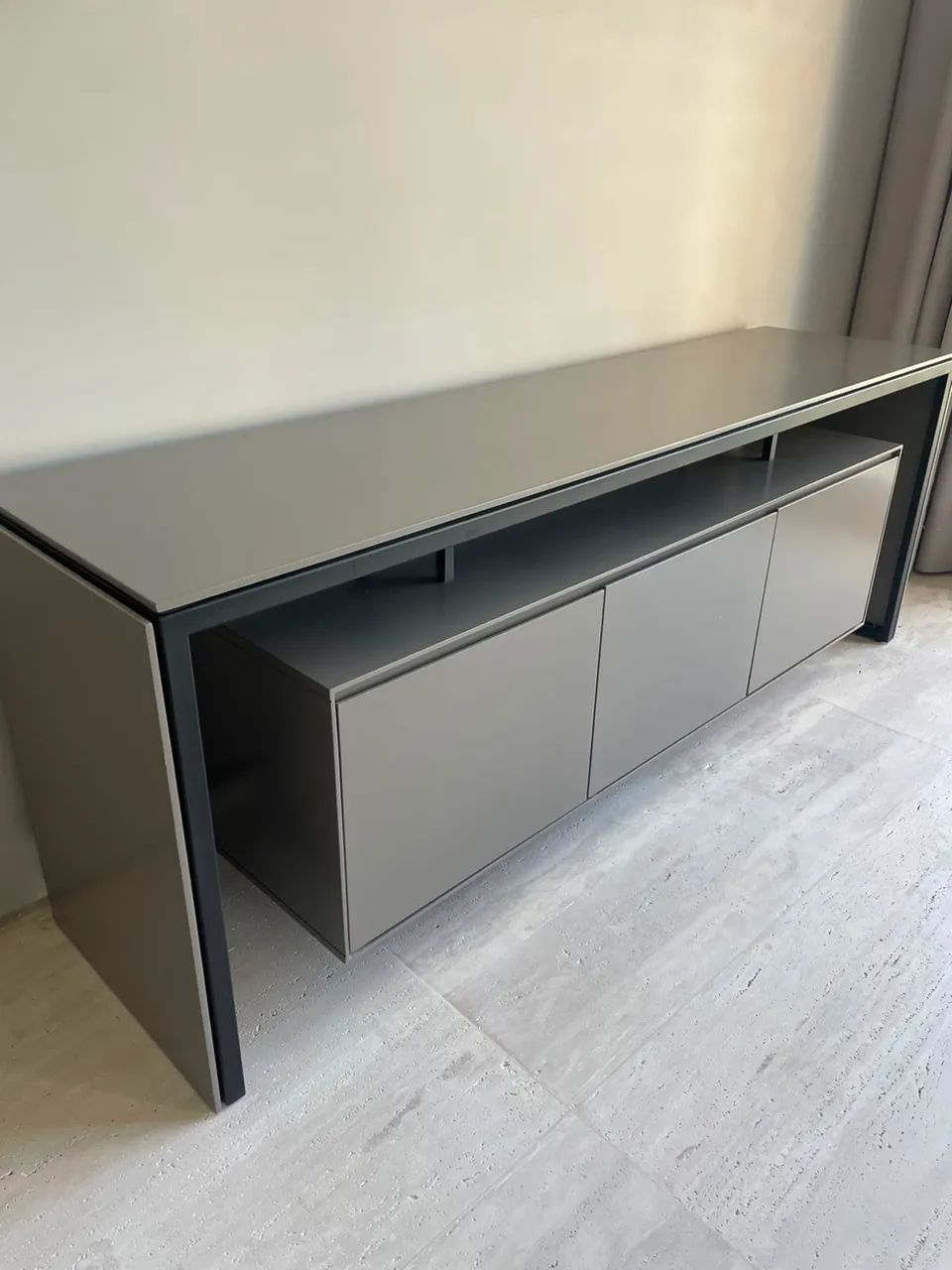 Buffet em estrutura metálica e mdf laqueado - 2 metros 