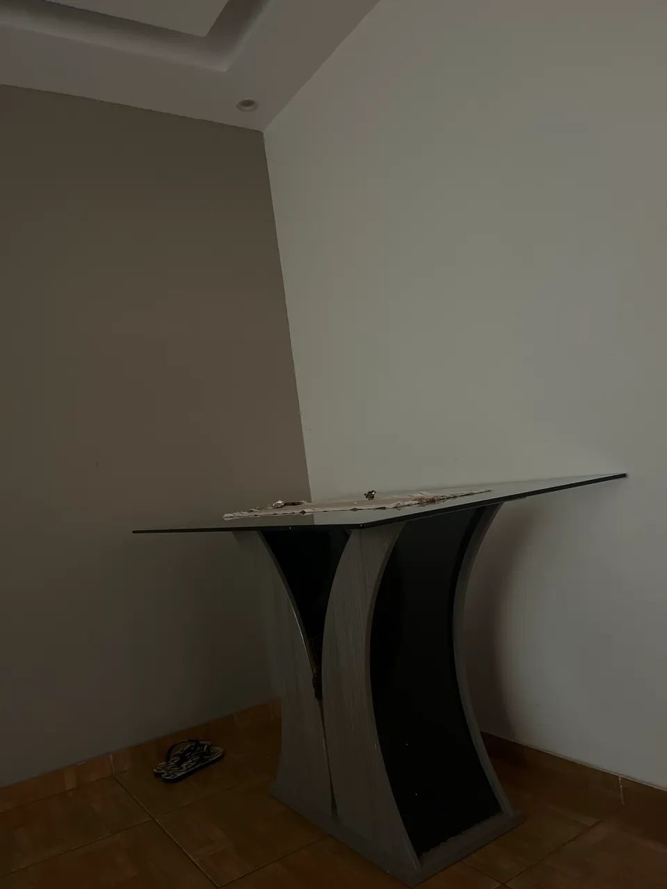 Vendo mesa sem cadeiras 