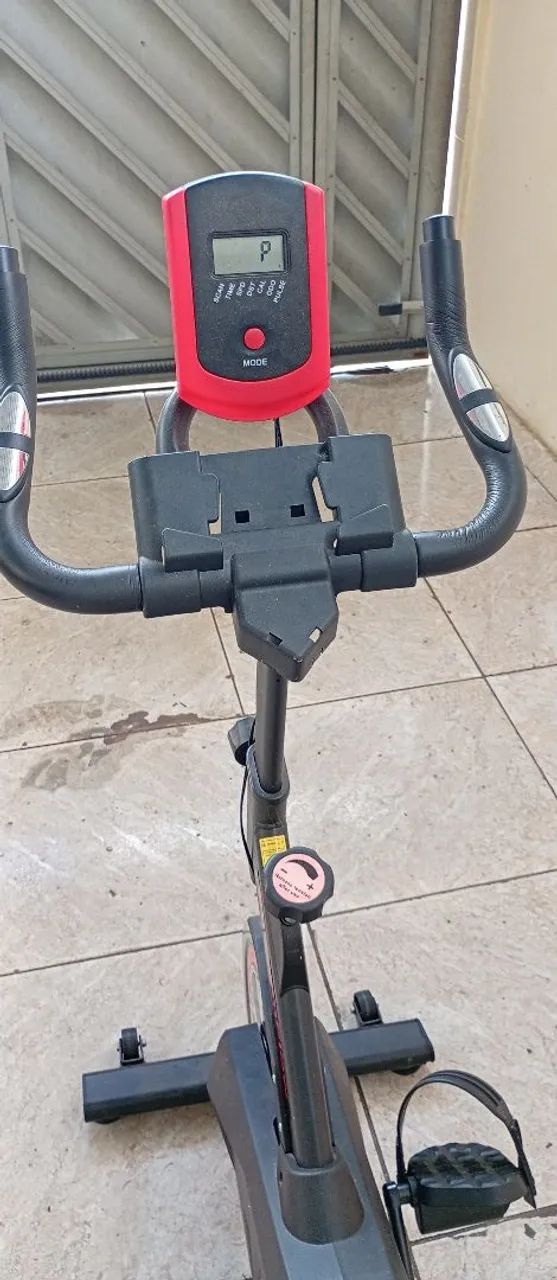 Bicicleta ergométrica e pesos 
