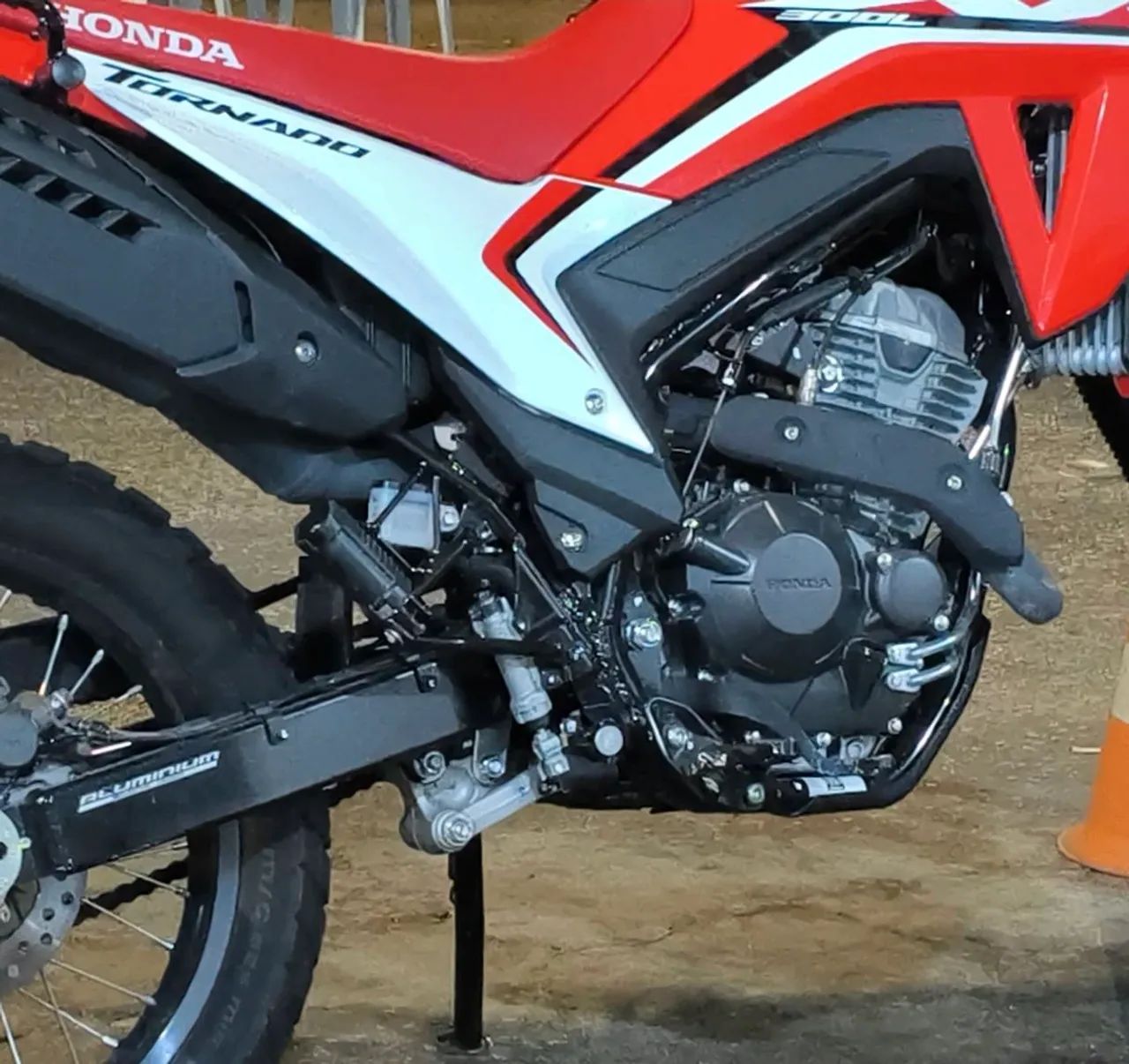 Honda XR 300 i Tornado - Foto 3
