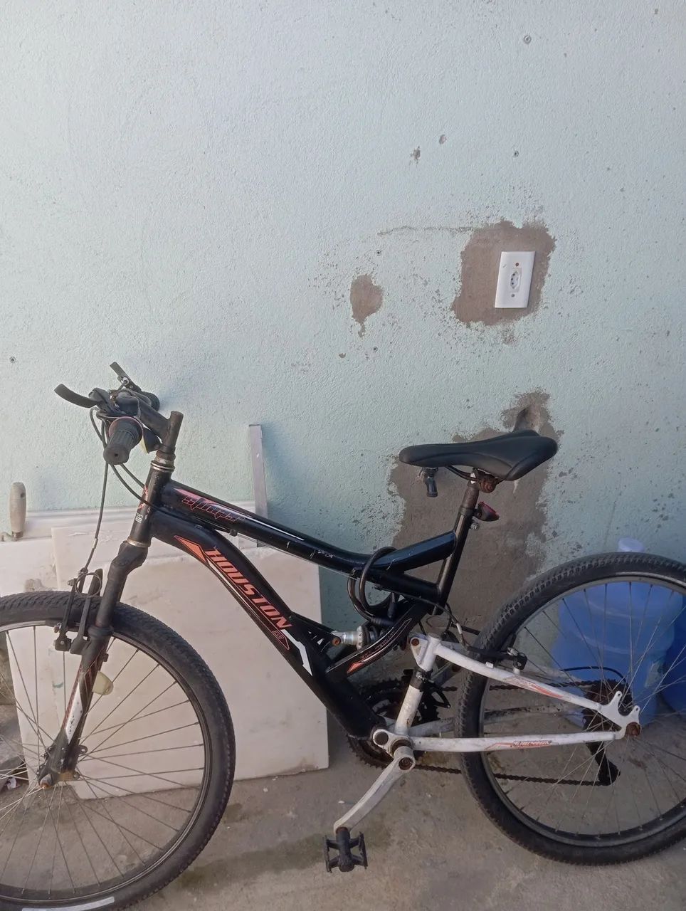 Vendo bicicleta com marcha e mola suspensora - Foto 4