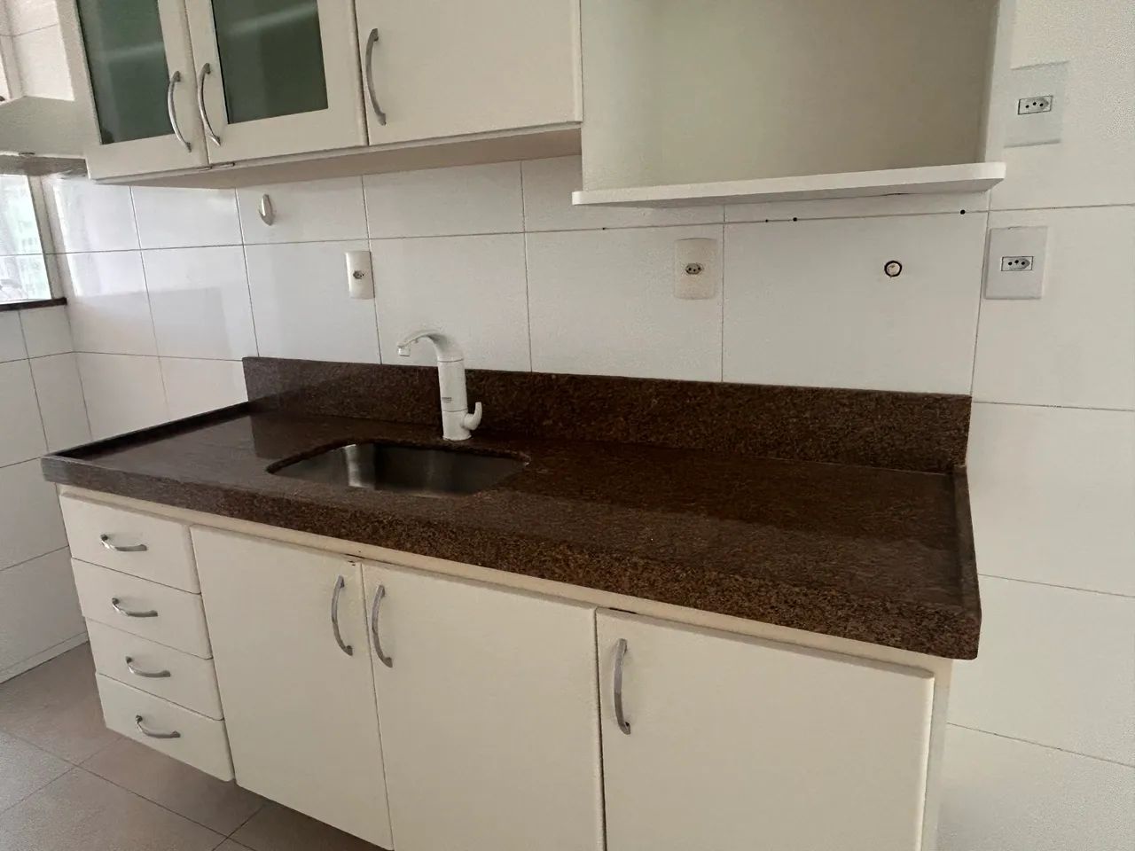 2 bancadas de granito com cubas. 