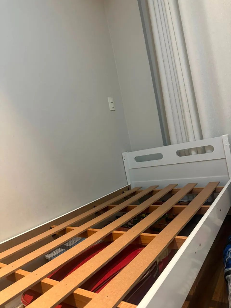 cama de solteiro branca com estrado em ótimo estado