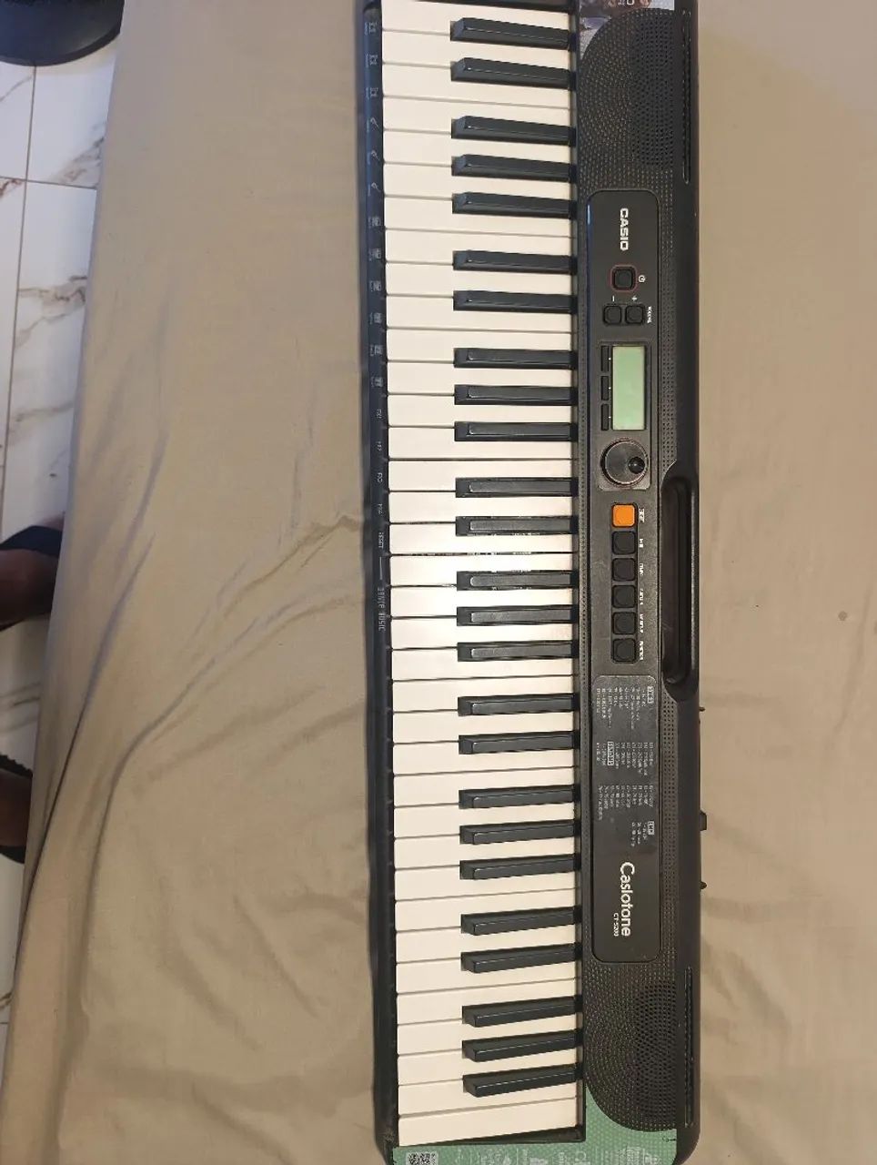 Teclado Casio.