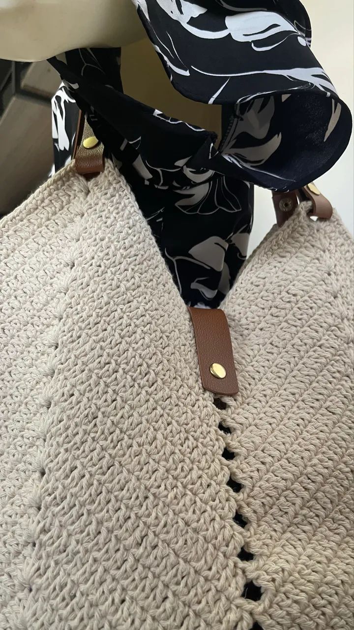 Bolsa de ombro branca feita de crochê com alça de couro sintético nova - Foto 2