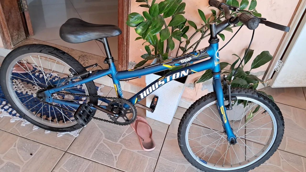 Bicicleta aro 20 bem conservada só pegar e andar - Foto 5