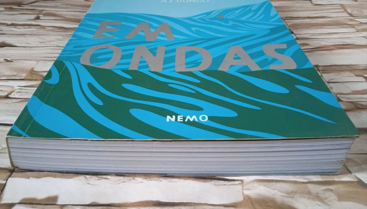 Em Ondas, de AJ Dungo. Editora Nemo. - Foto 2