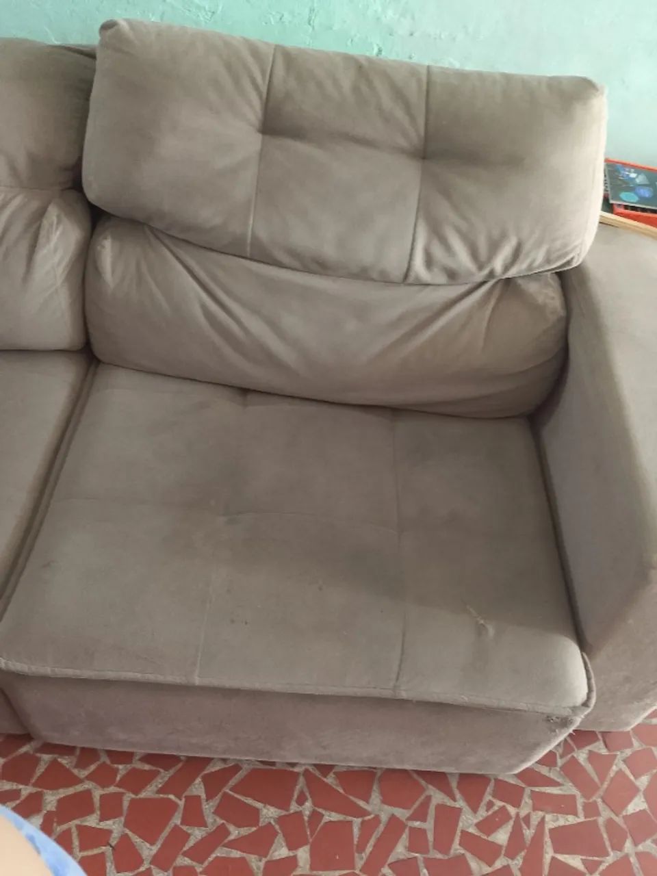 Sofá retrátil confortável , com avarias no tecido  - Foto 2