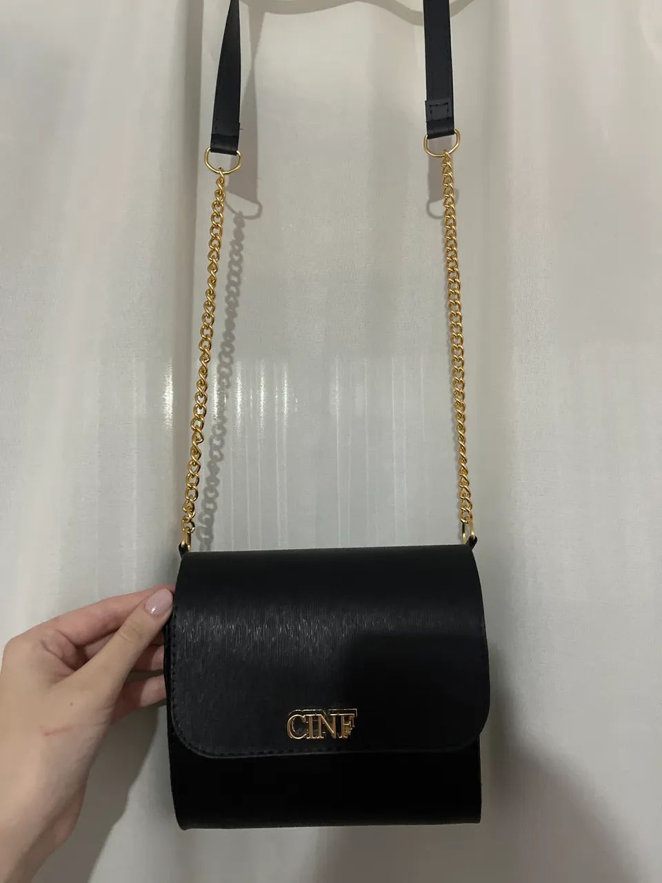 Bolsa preta espaçosa 