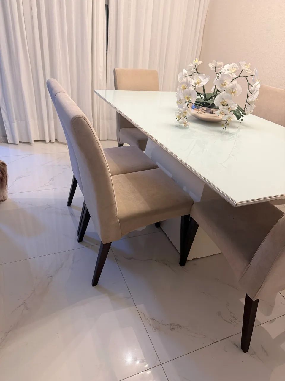 Mesa retangular com 6 cadeiras estofadas em madeira maciça   - Foto 3