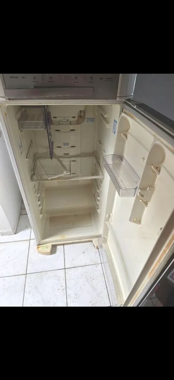 Geladeira Eletrolux único dono 500$