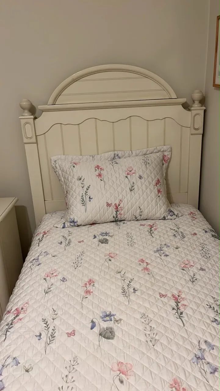 Cama de solteiro com cabeceira e mesa lateral