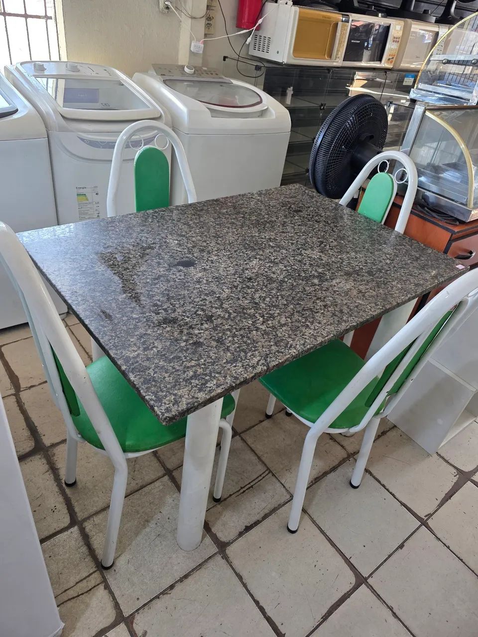 Mesa de marmore com 4 cadeiras usadas - Foto 2