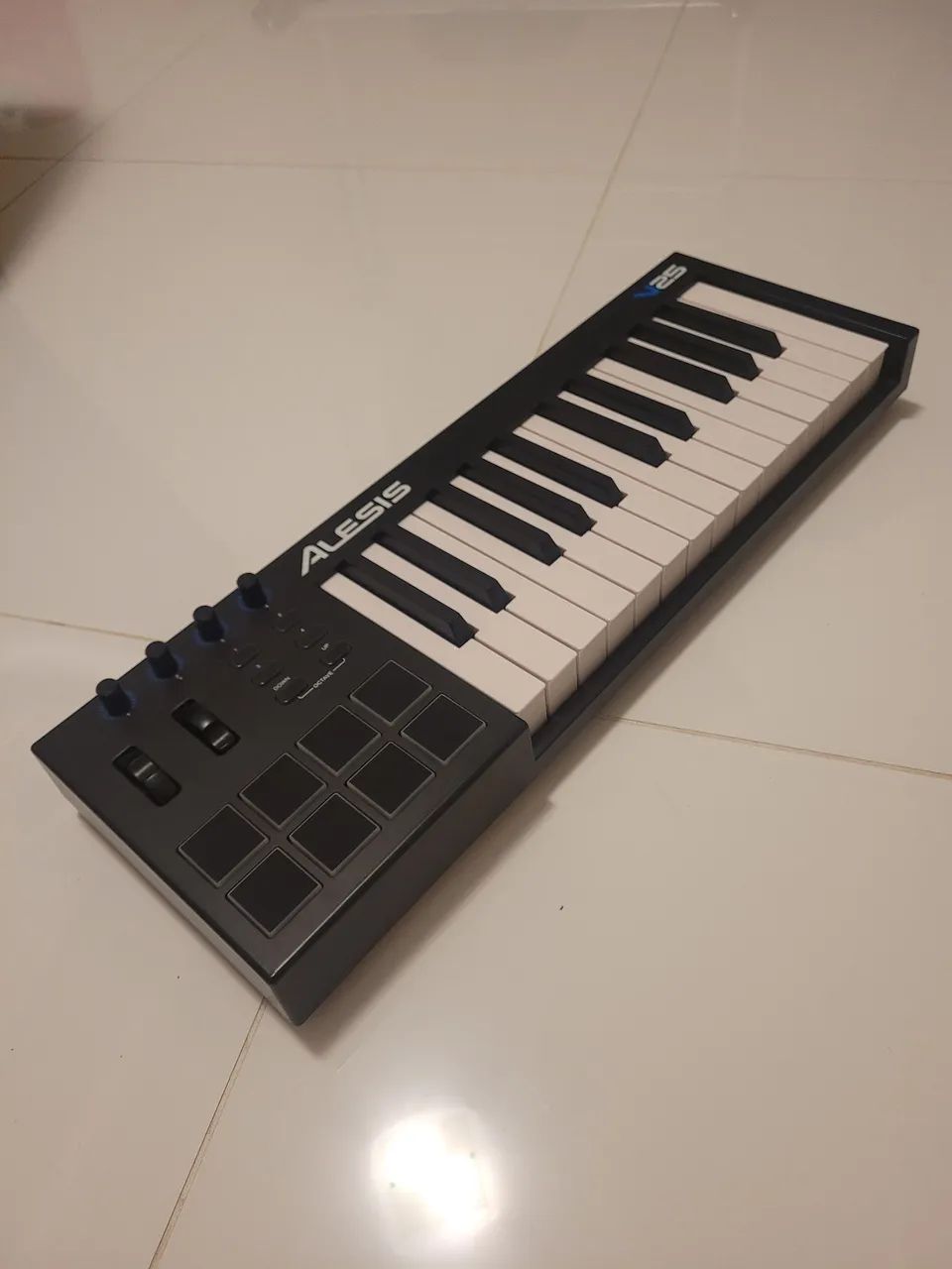 Controlador Alesis V25