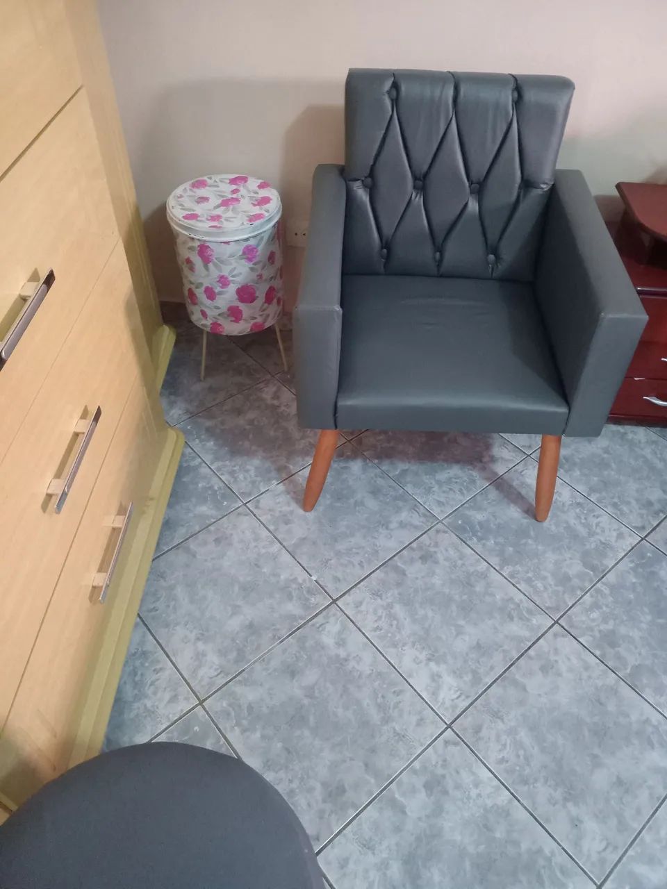 Poltrona  de 1lugar  na cor  cinza  nova